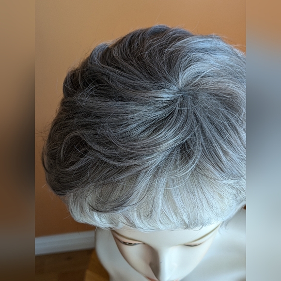 Sexy Short Wavy Curly Parting Synthetic Wig Gray The cap is medium/ regular size - Picture 4 of 11